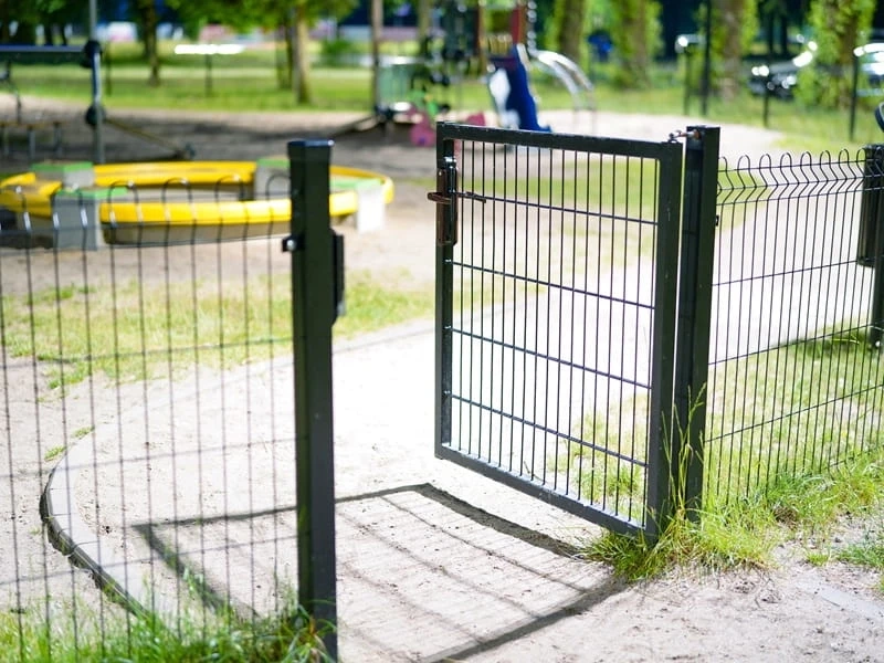 Zabezpieczenie antykorozyjne ogrodzeń – ocynk ogniowy czy