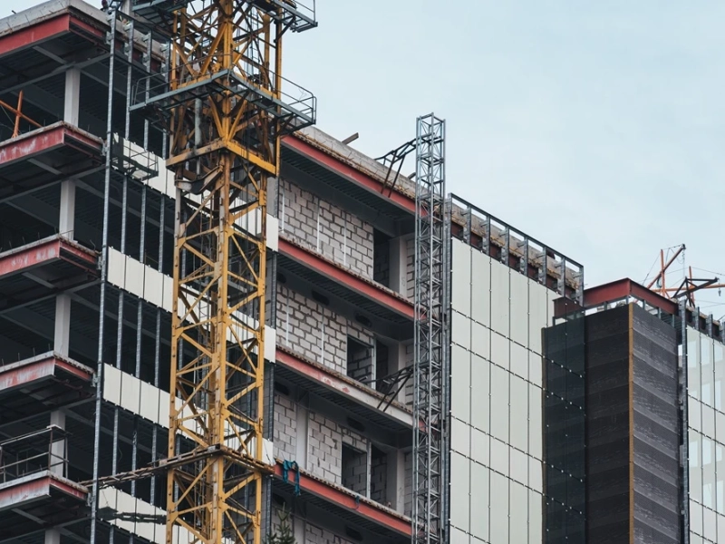 Kotwy chemiczne czy mechaniczne? Jak bezpiecznie mocować ci