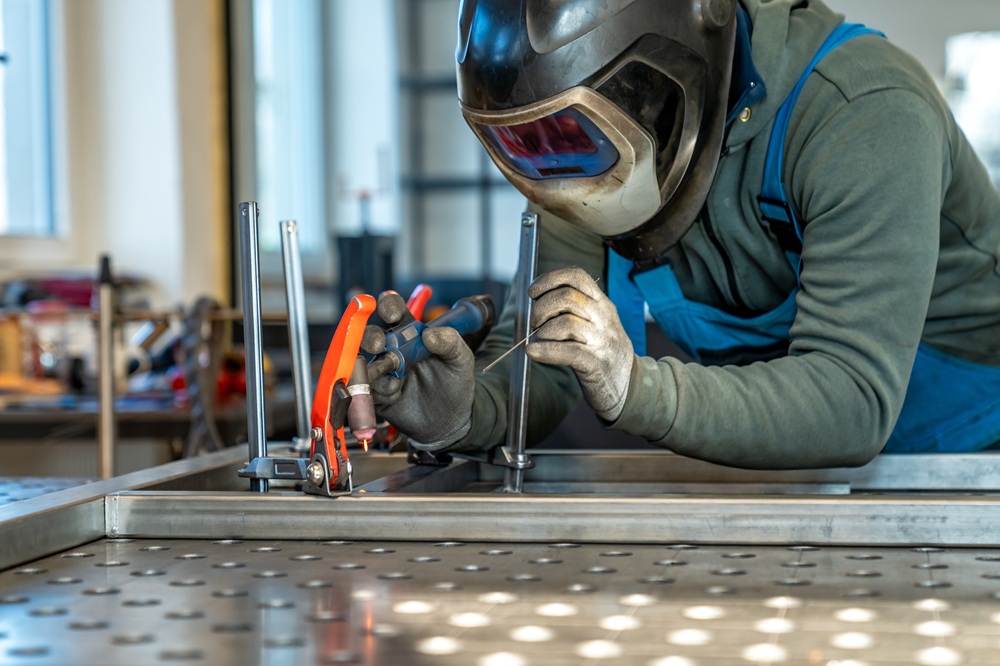 Korozja elektrochemiczna – dlaczego nie wolno łączyć aluminium ze stalą bez izolacji?